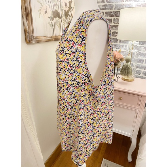 {Dalia} Sleeveless Top - Picture 3 of 6